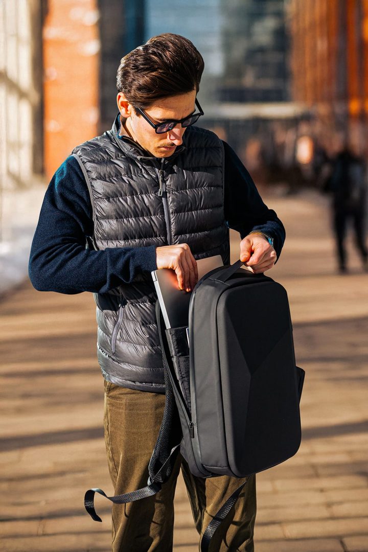 Banner Zaino CyberPack nero aperto con ragazzo in città